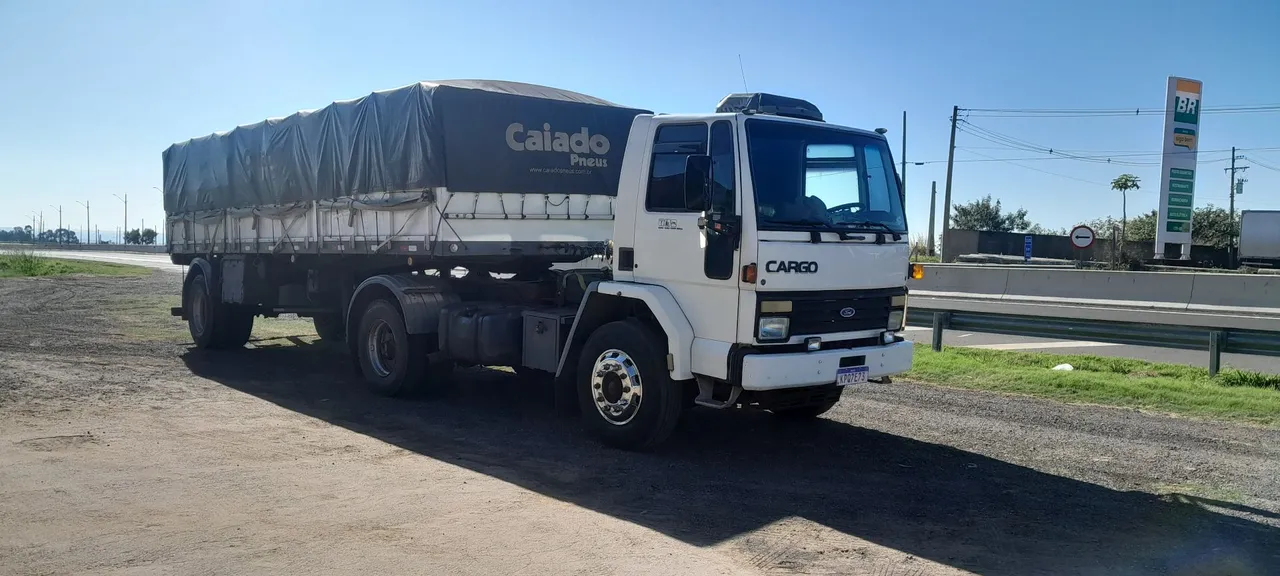 Ford Cargo 4030 engatado na carreta 1 eixo