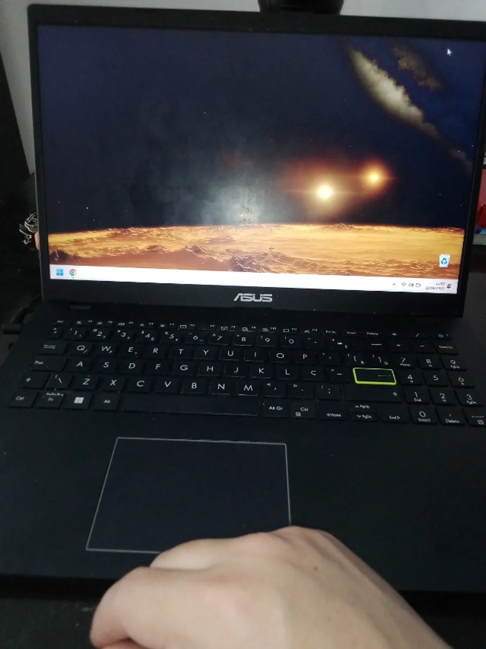 Laptop Asus, em bom estado, precisa ficar na tomada