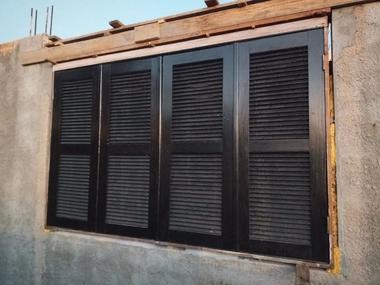 Janela de Madeira Angelim com Veneziana Preta