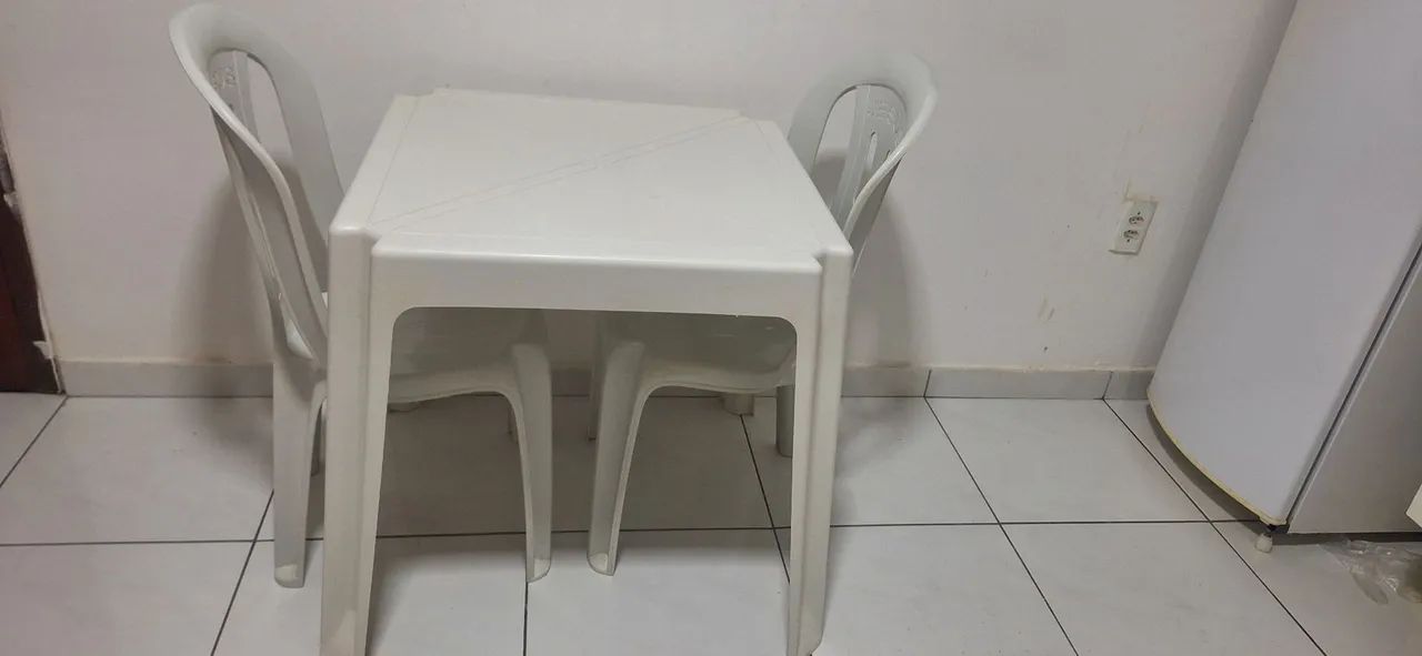 Plastic table with 2 chairs64311596960643120