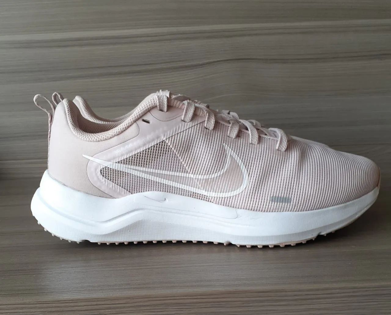 Tênis de corrida Nike Downshifter 12 - Rosa e branco - Foto 3