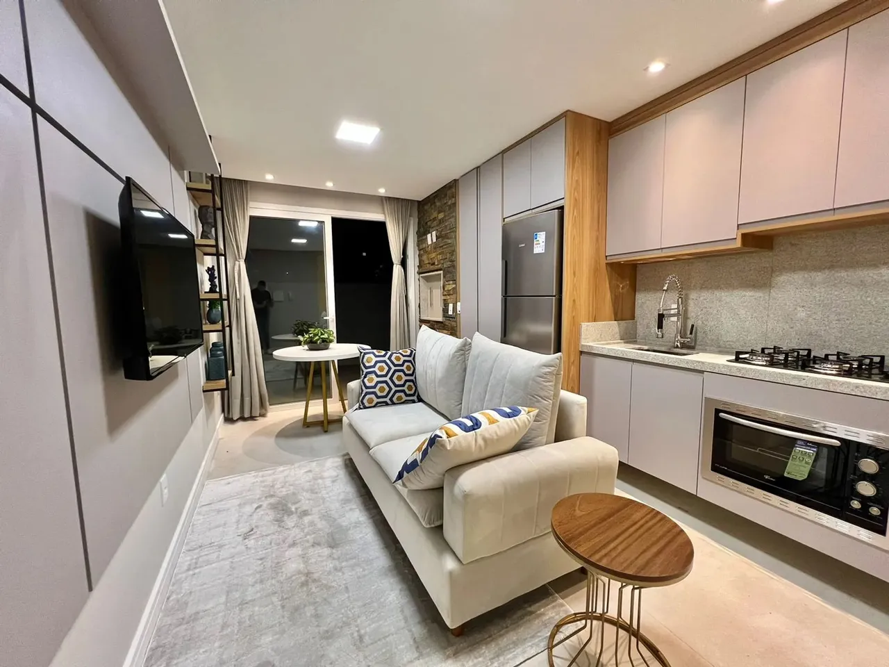 Apartamento mobiliado e decorado, com terraço, á venda em Capão da Canoa!