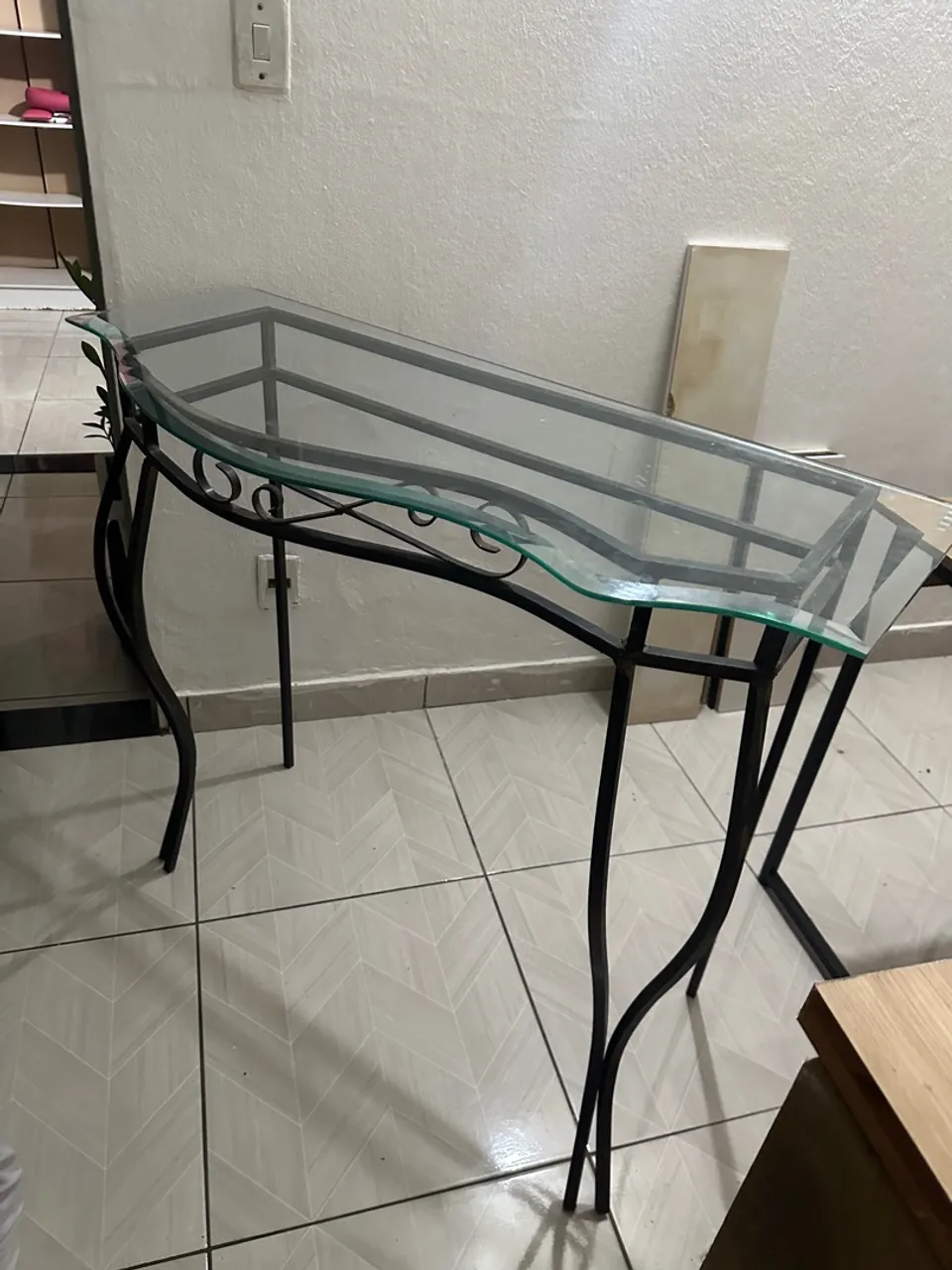 Mesa de vidro e metal para decoração