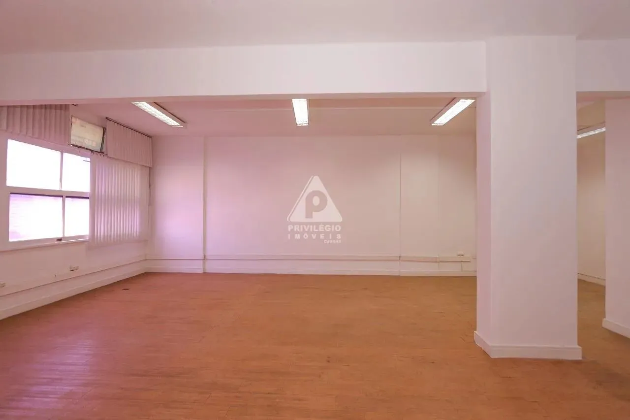 Studio com 68 m² no Centro disponível para locação.