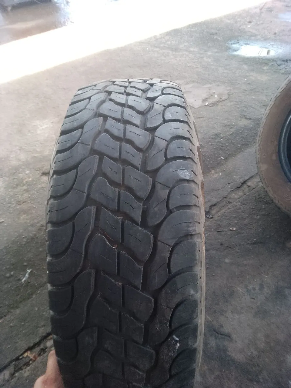 Vende-se um pneu aro 15 de caminhonete 31/10.50R15