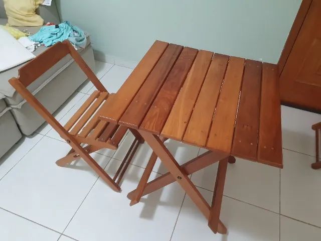 Mesa de madeira com 4 cadeiras