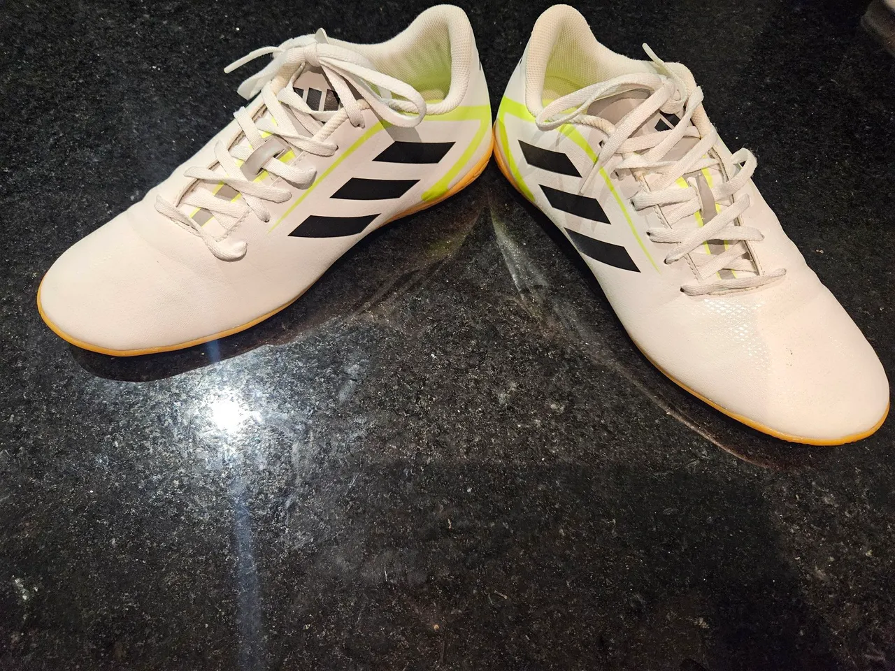 Chuteira Adidas Futsal - Branco com Detalhes