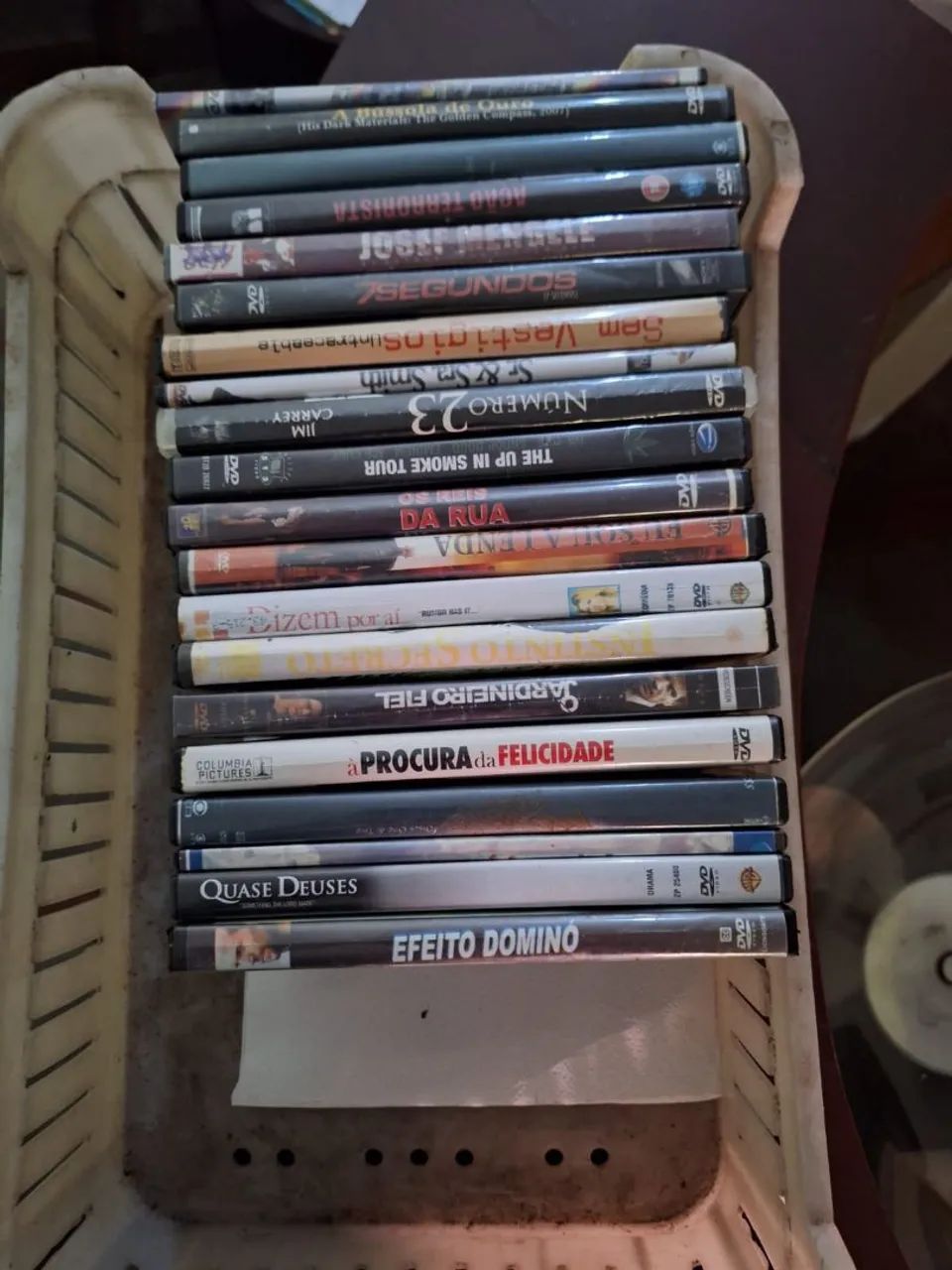Pacote com 20 DVDs
