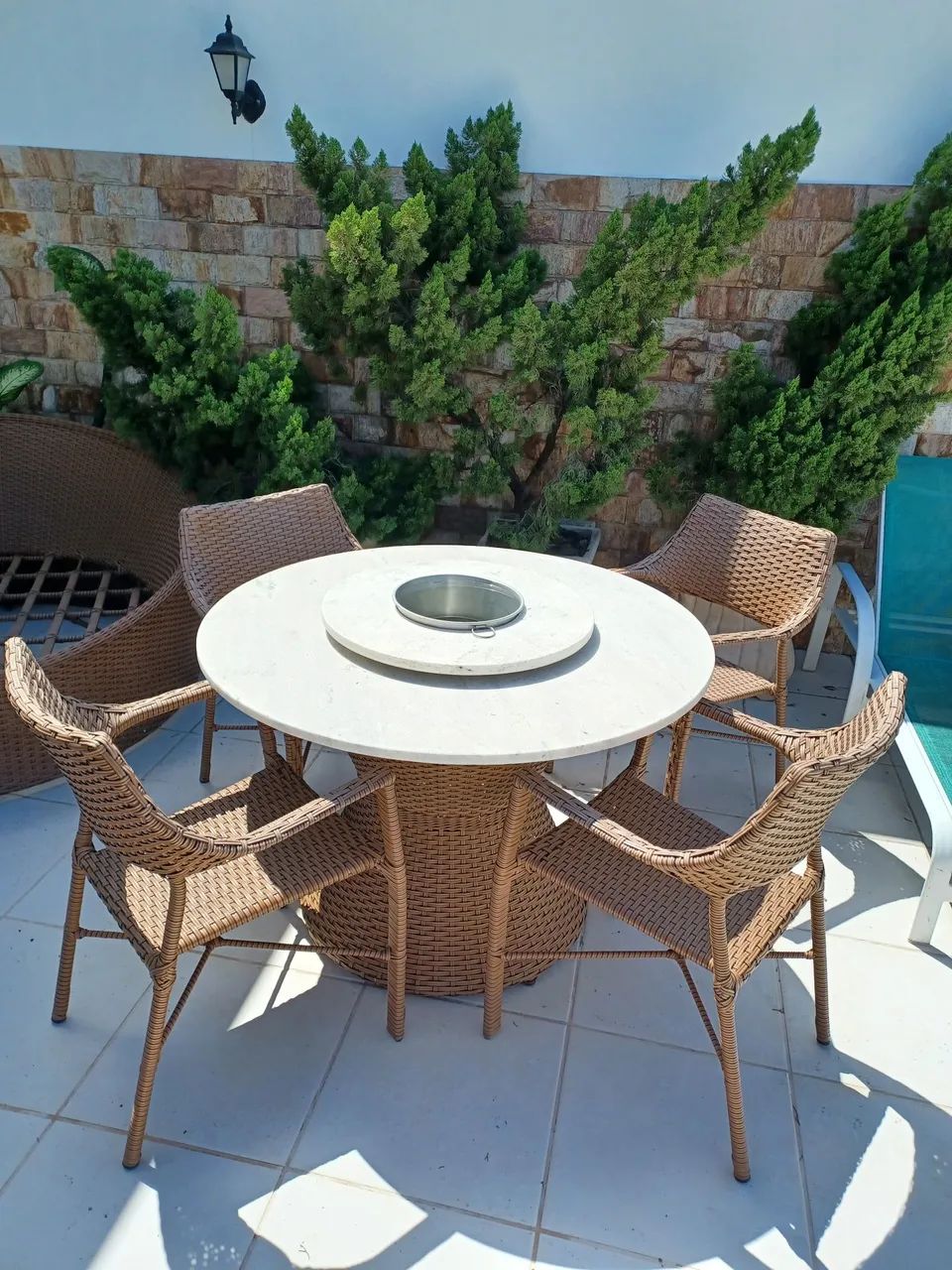 Mesa externa de vime com 4 cadeiras e tampo de marmore - Foto 3