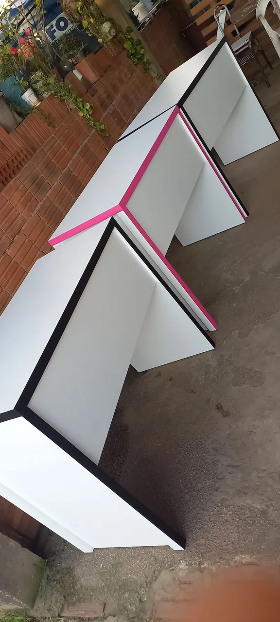 Escrivaninhas modernas com design geométrico