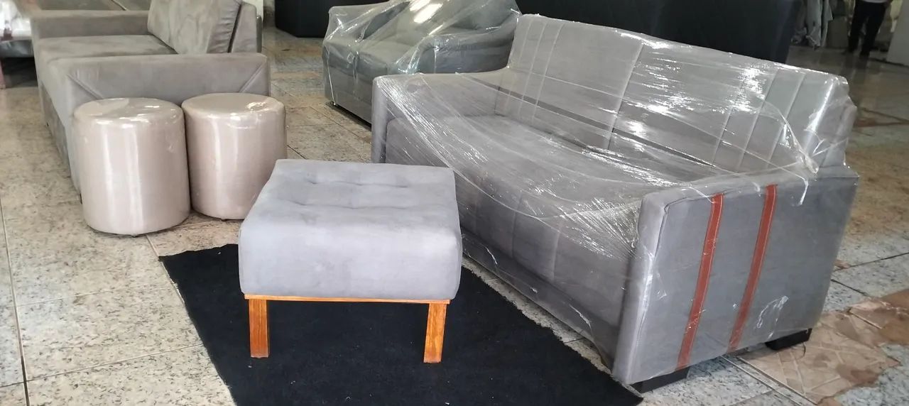 Sofá 3 Lugares Cinza e Puff - Foto 2