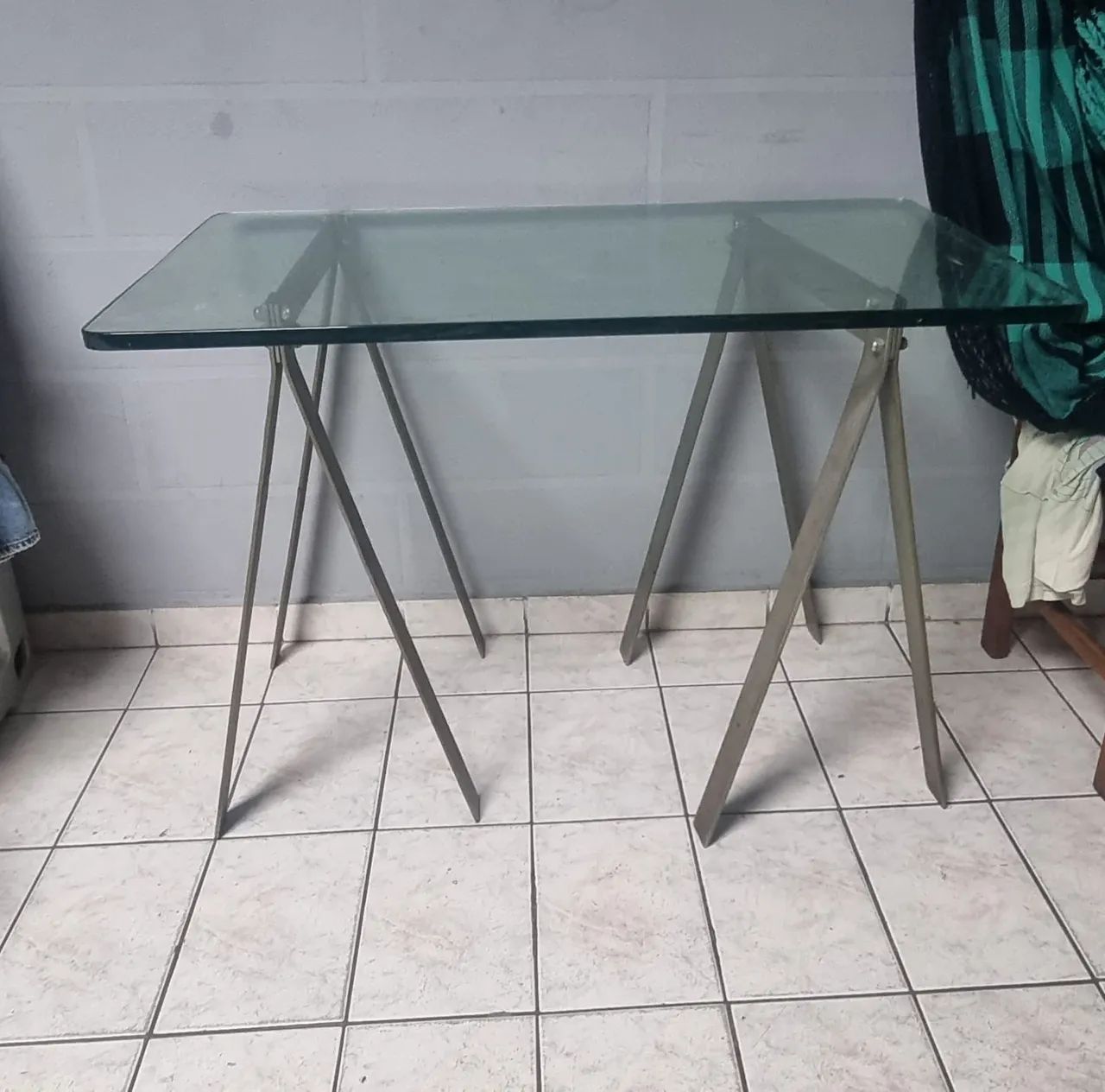 Mesa de Vidro com Cavalete