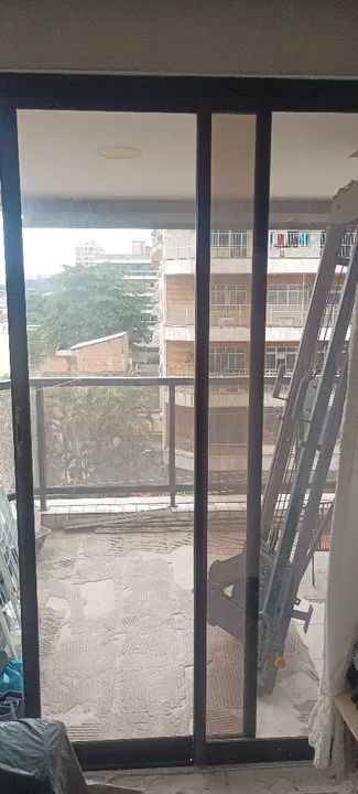 Porta alumínio bronze vidro fumê duas folhas