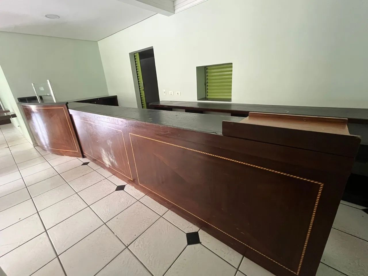 Vitrine de loja e balcão  em madeira e vidro 3 andares - Foto 6