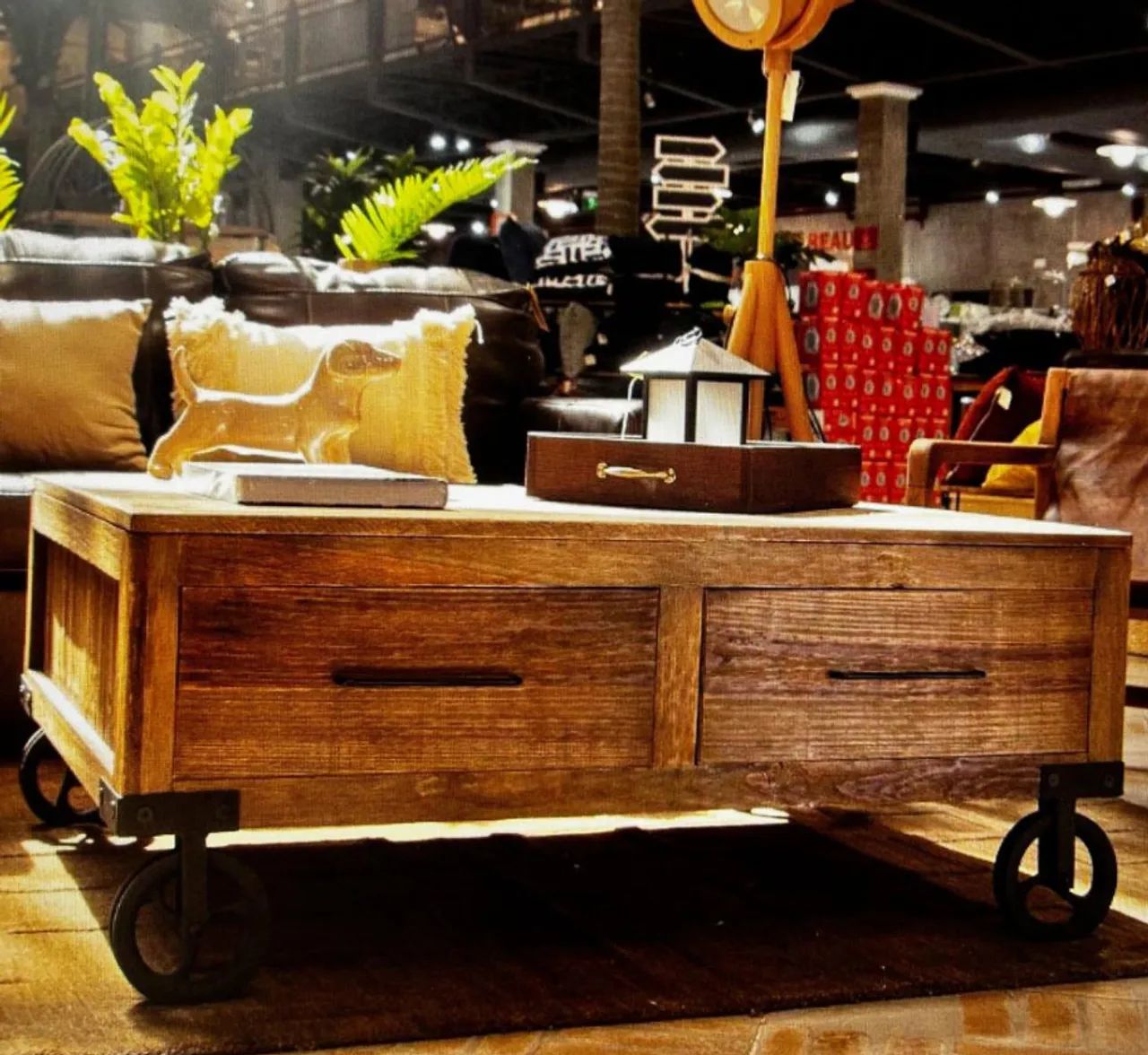 Mesa de Centro Industrial Rústica com Gavetas e Rodízios de Ferro