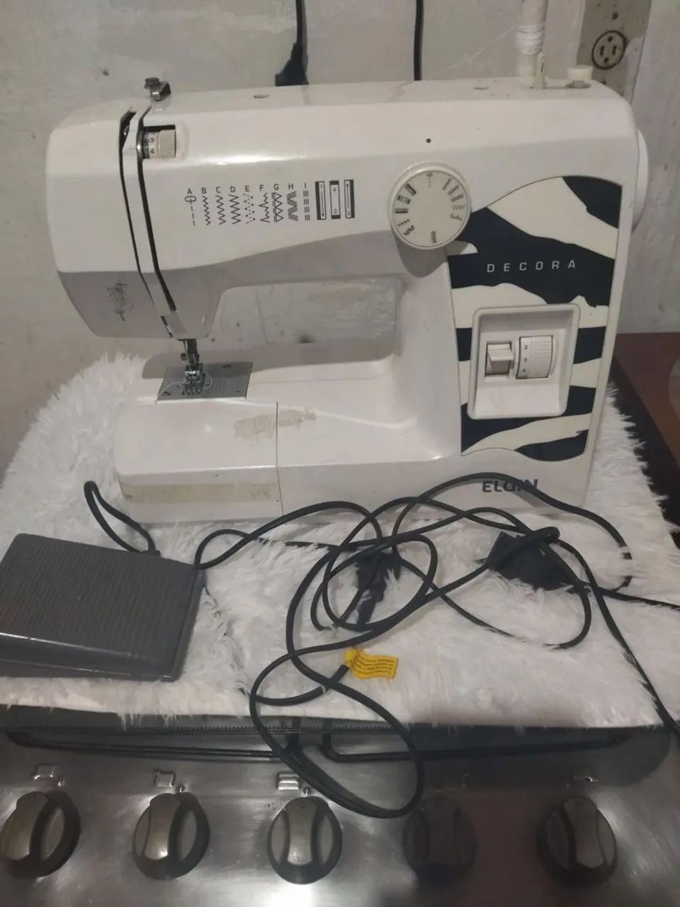 Máquina de costura grande funcionando 64341169246595120