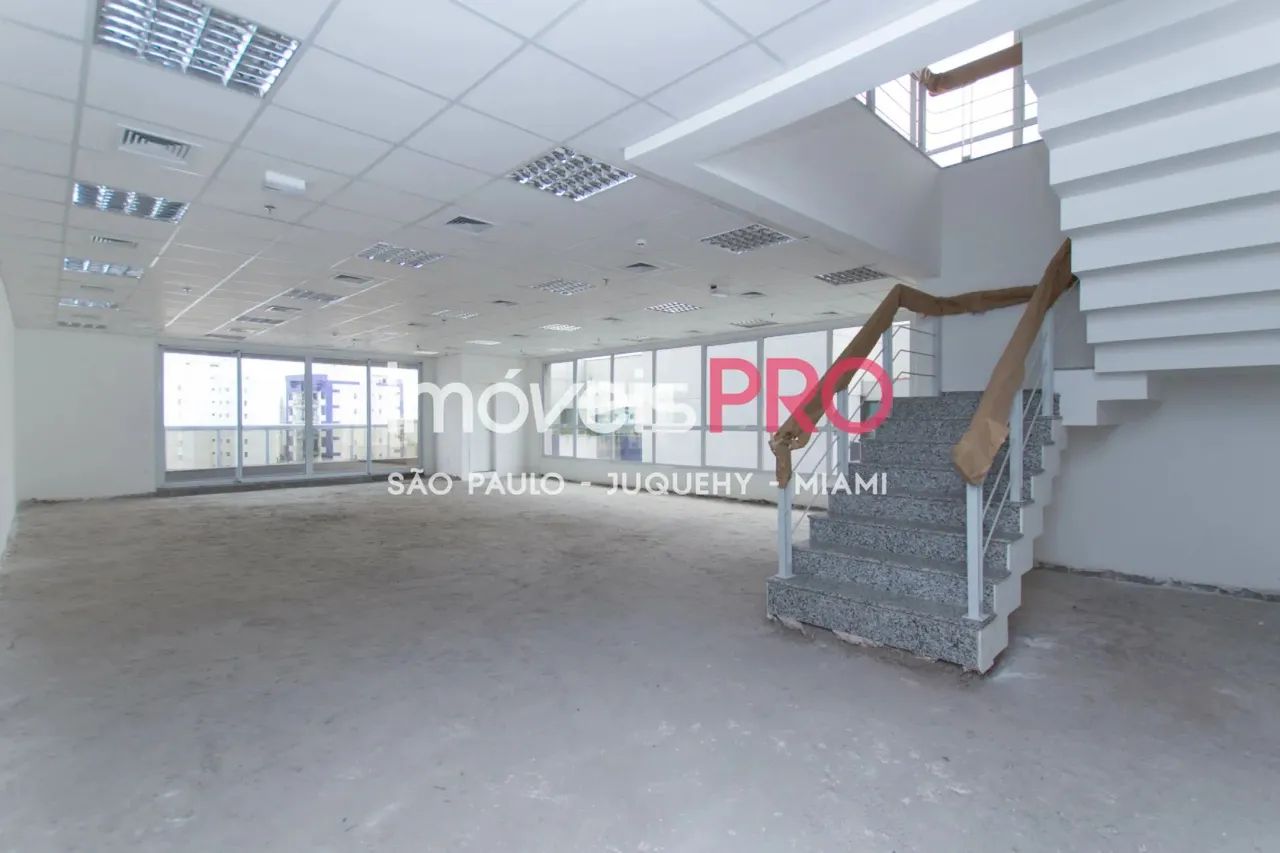Sala comercial de 335m², localizada em Moema, com 6 vagas.