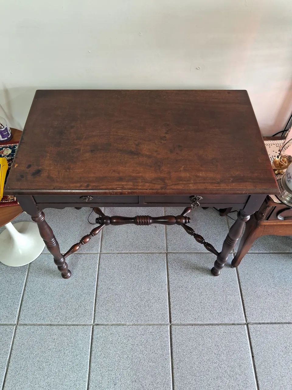 Mesa auxiliar colonial em madeira maciça com 2 gavetas - Foto 5