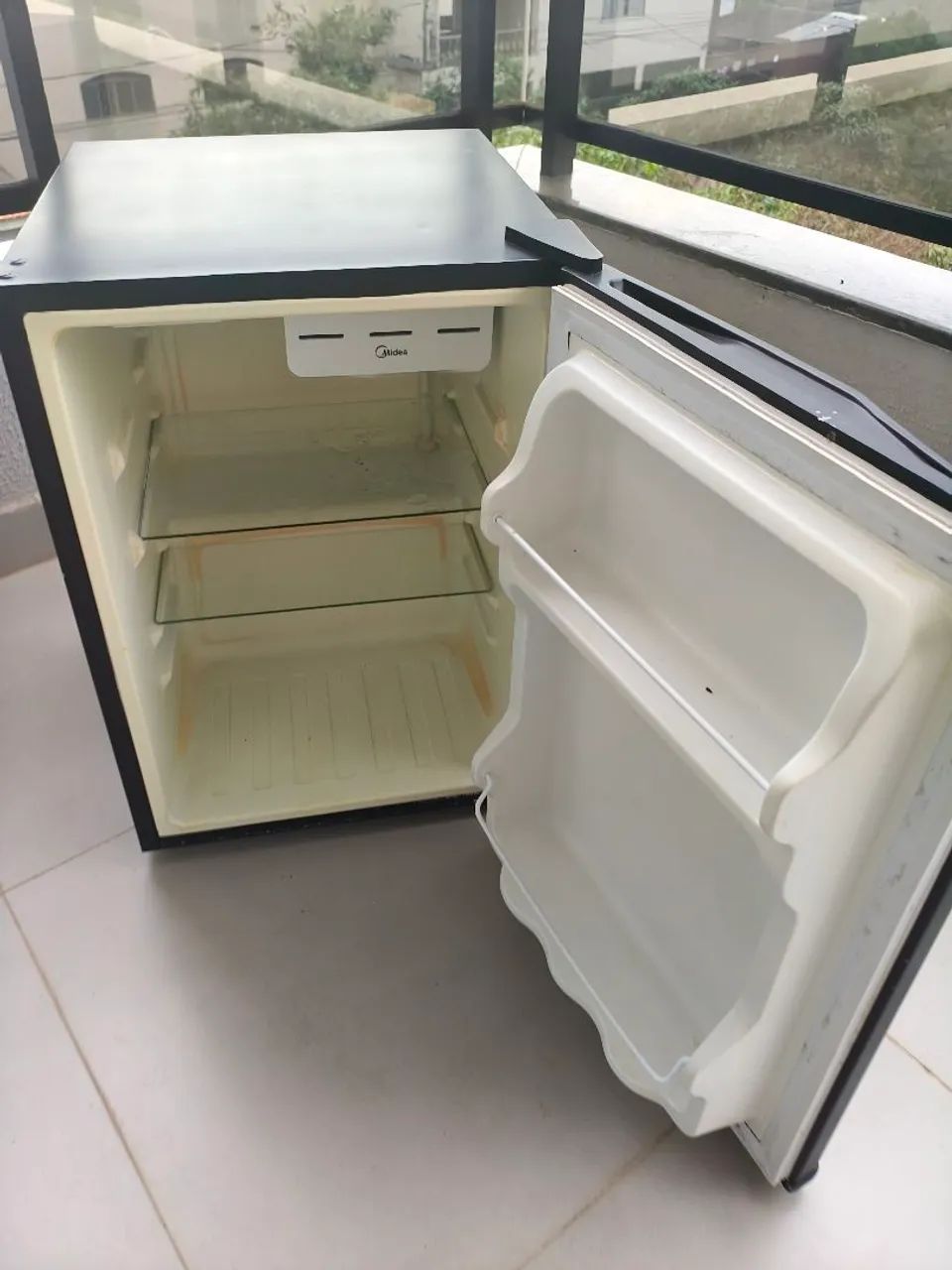 Frigobar Midea 67 litros 110v preto - Foto 5