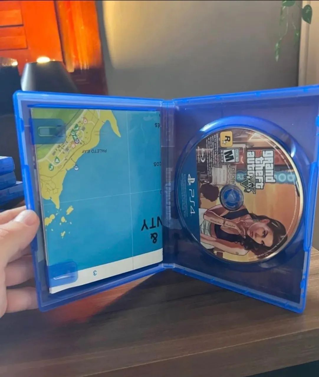 GTA V PS4 Versão premium com mapa e manual  - Foto 2