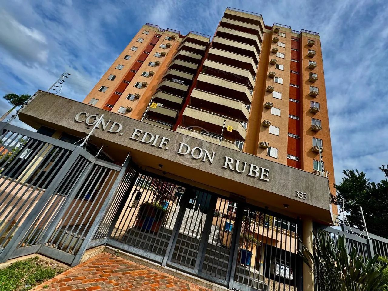 APARTAMENTO PORTEIRA FECHADA EM COXIM