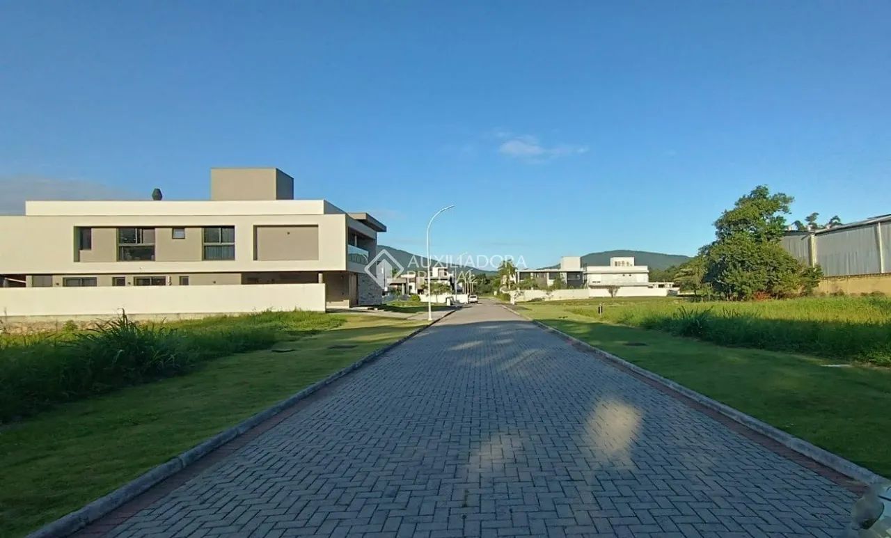 Terreno com 588m2, cercado de beleza e segurança.