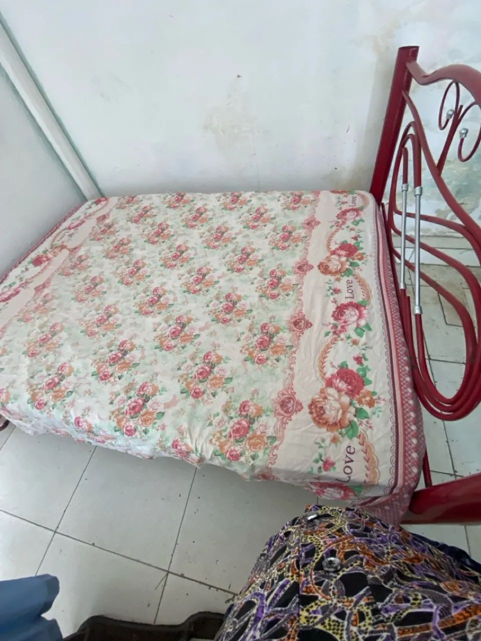VENDE-SE CAMA DE CASAL COM COLCHÃO - Foto 2