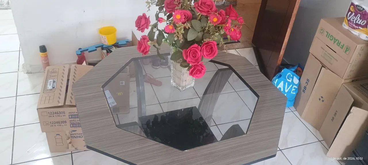 Mesa usada sem cadeiras 
