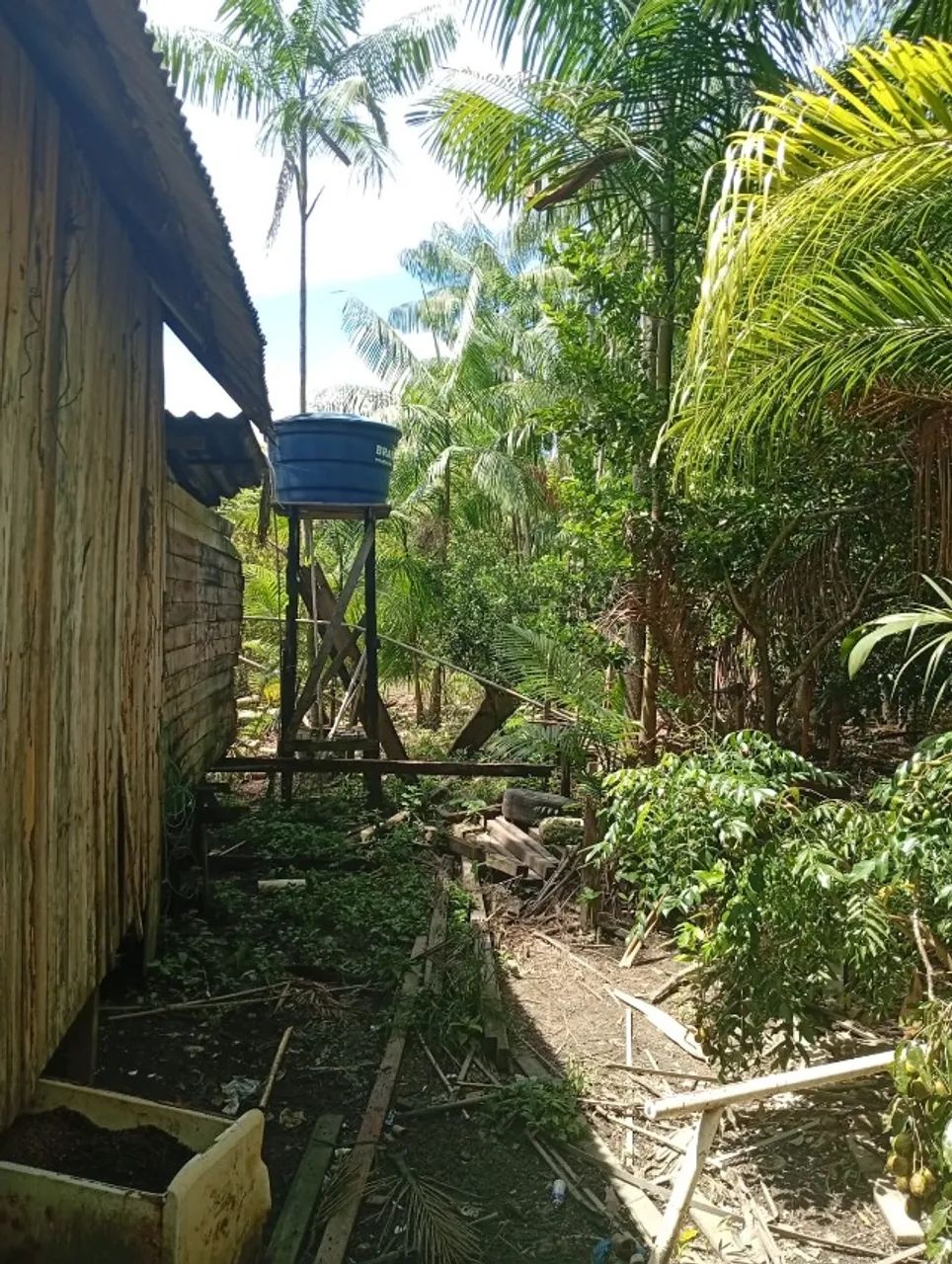 Vende-se um Terreno com duas casa 