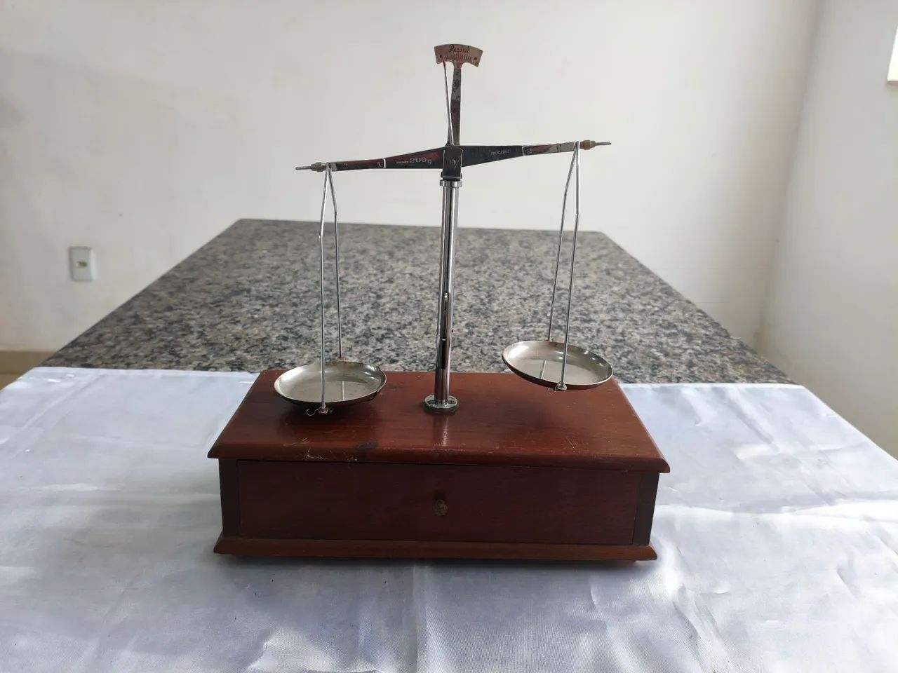 Antiga balança de precisão.