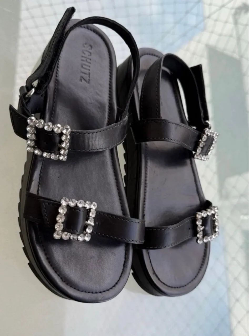 Sandália flatform preta SCHUTZ - Foto 2