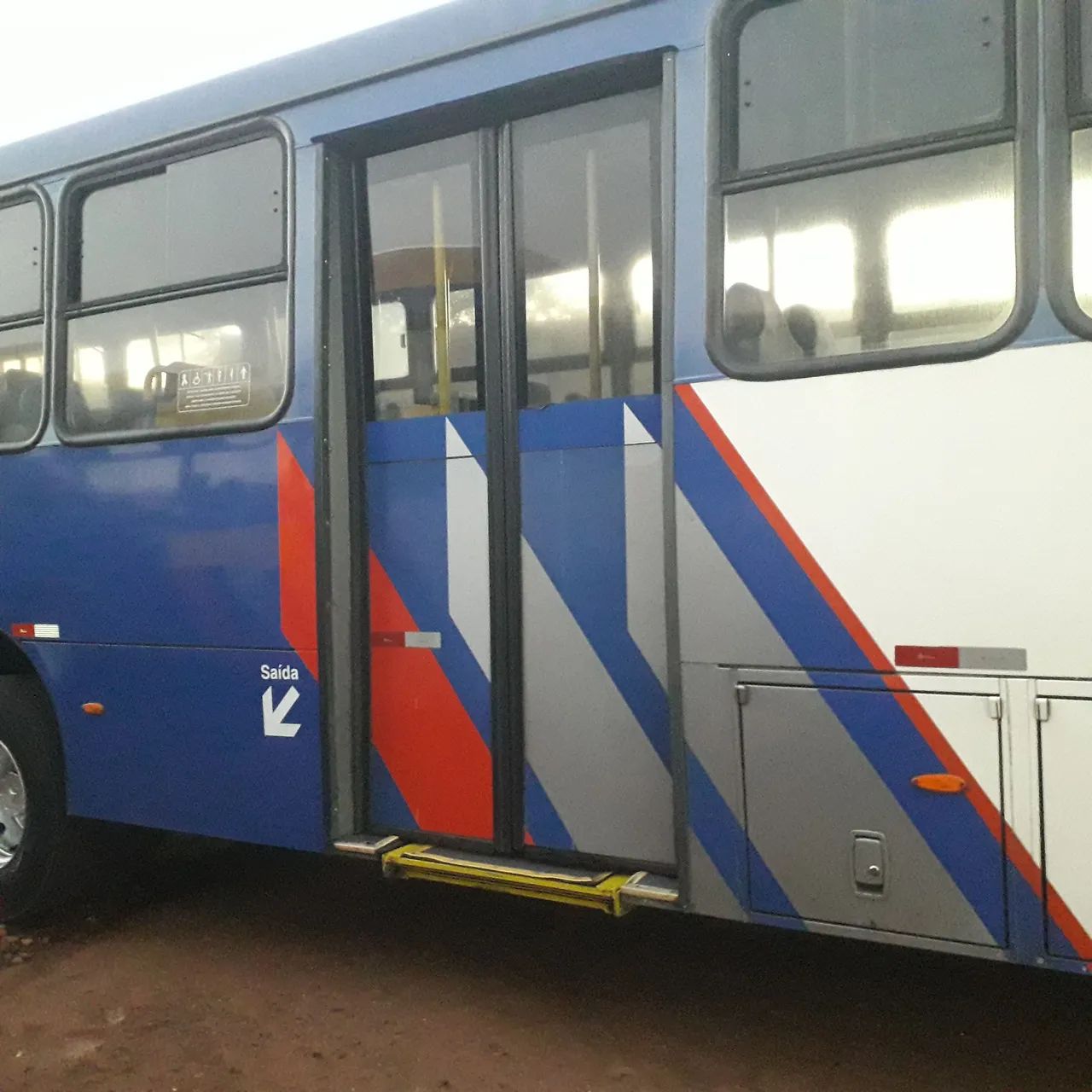 Serviços de solda , e manutenção para ônibus.