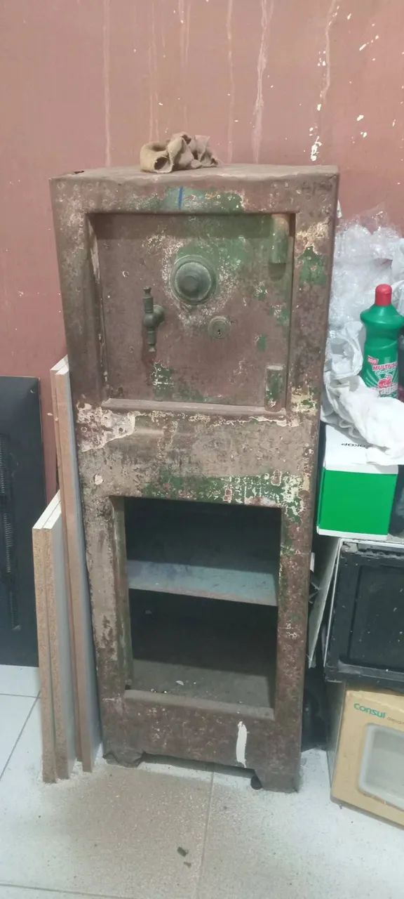 Cofre de grande porte com nicho
