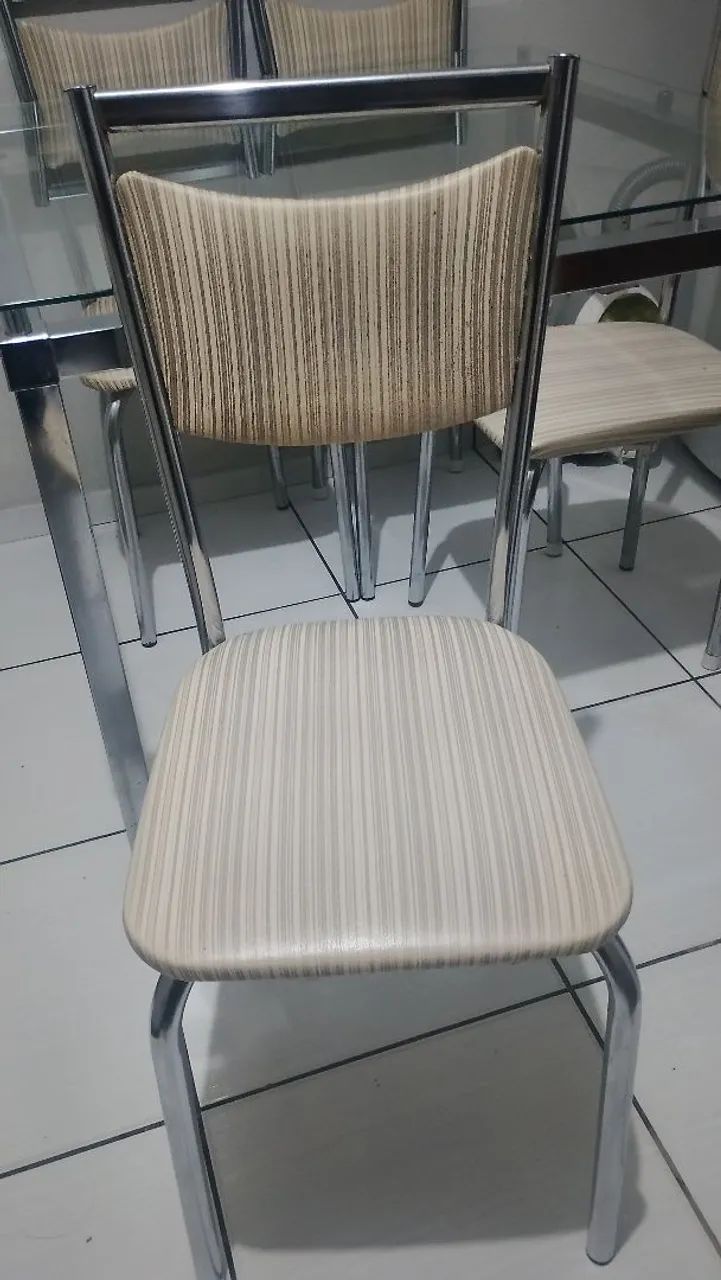 Conjunto Mesa de Vidro Cromada + 4 Cadeiras Estofadas - Foto 4