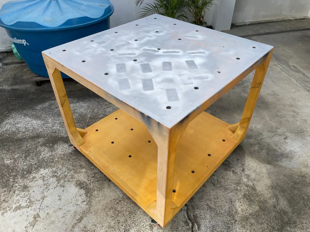 Mesa multiuso reforçada com rodas?