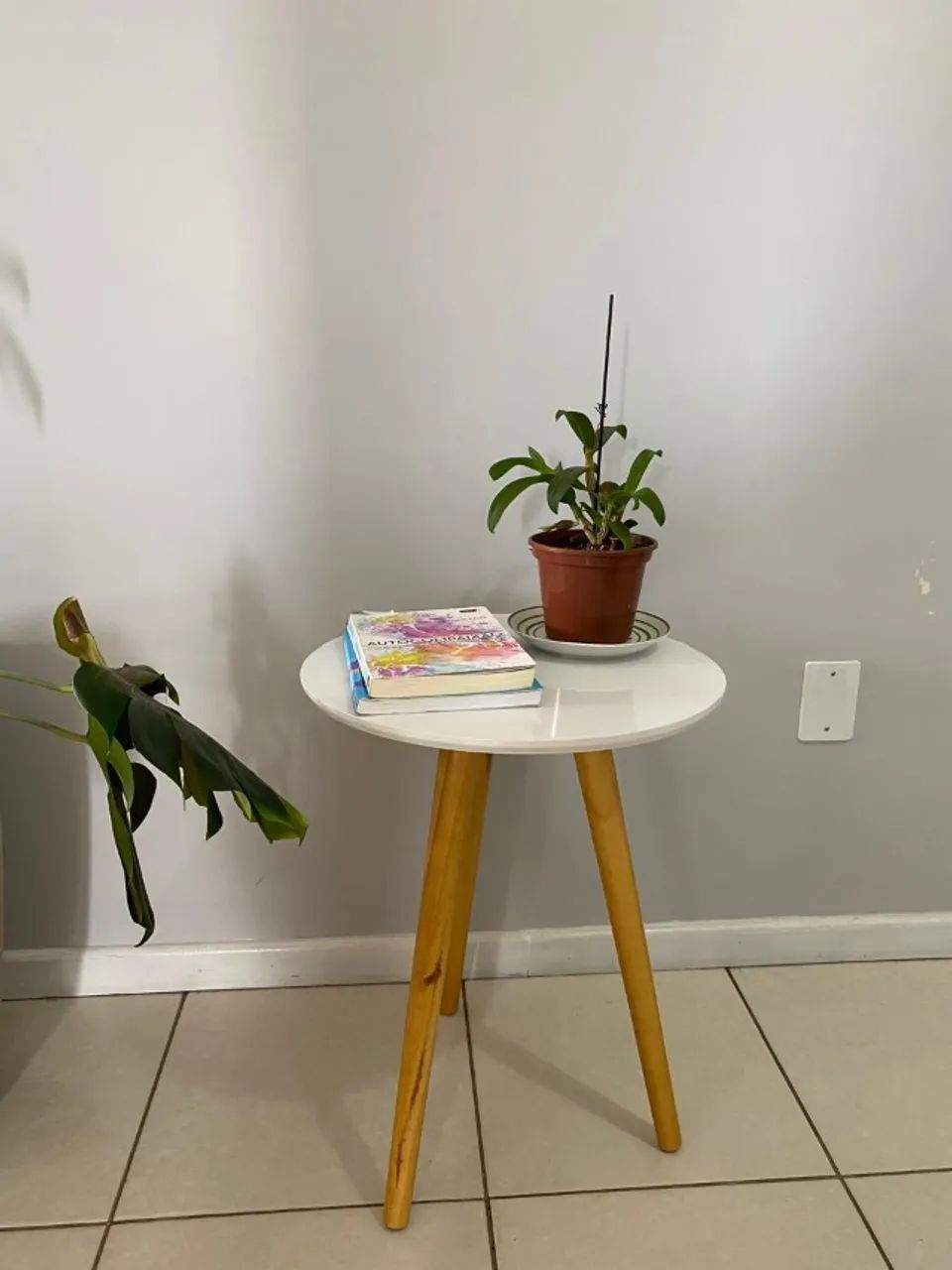 Mesa Lateral Branca / Mesa de Apoio. Compacta e Versátil - Foto 2