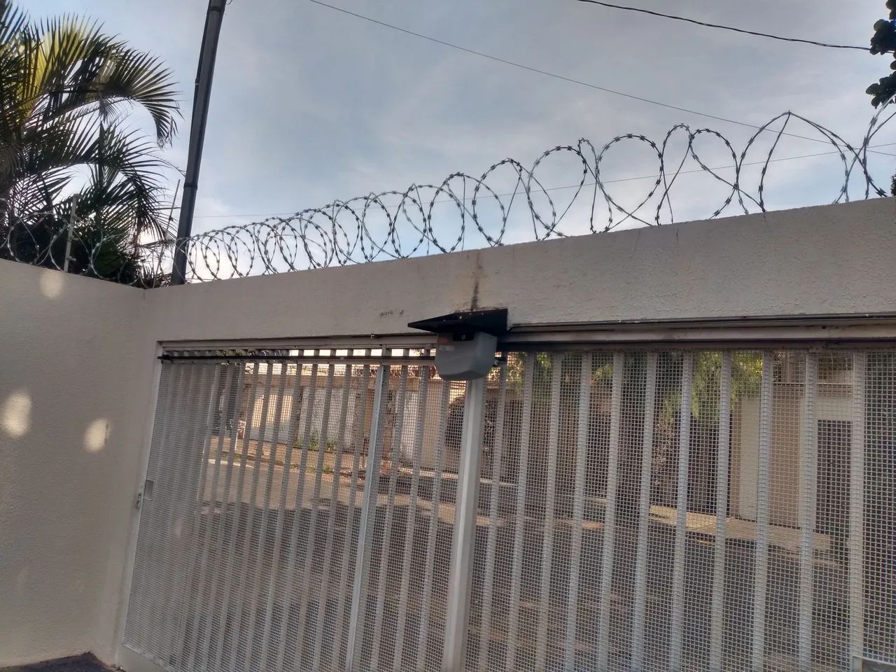 Portão eletrônico e concertina cerca elétrica  - Foto 2