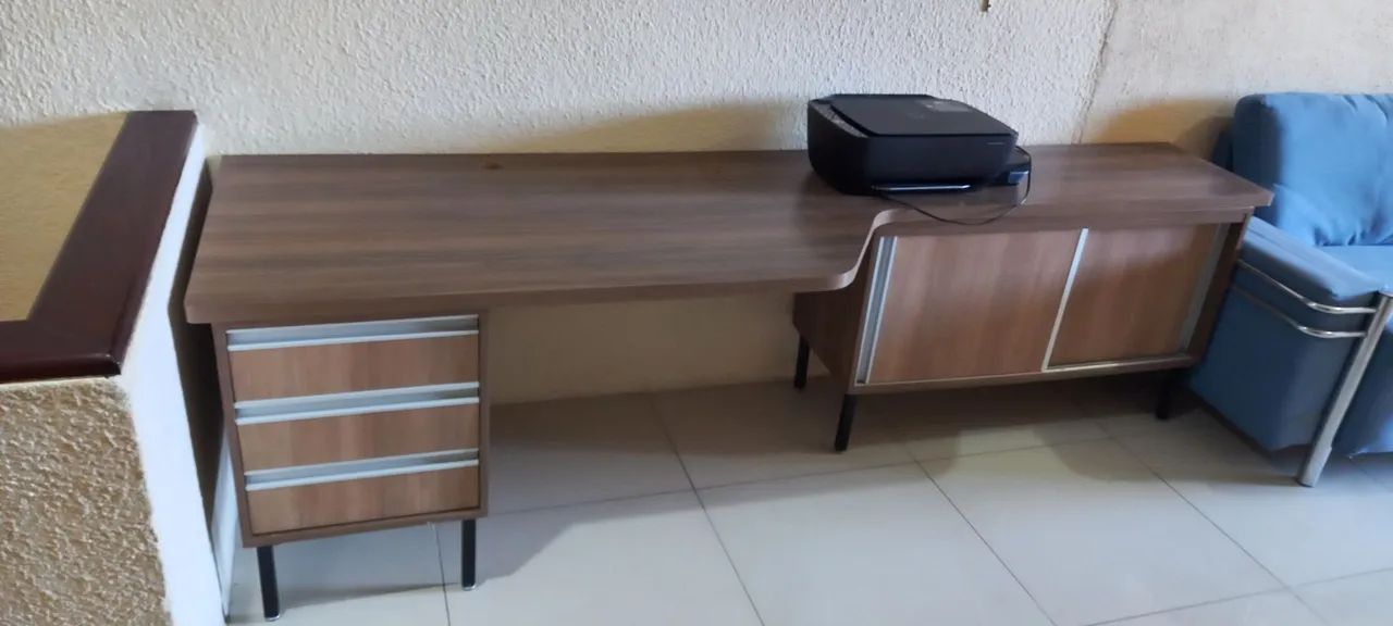 Mesa de escritório com gaveteiro e estante