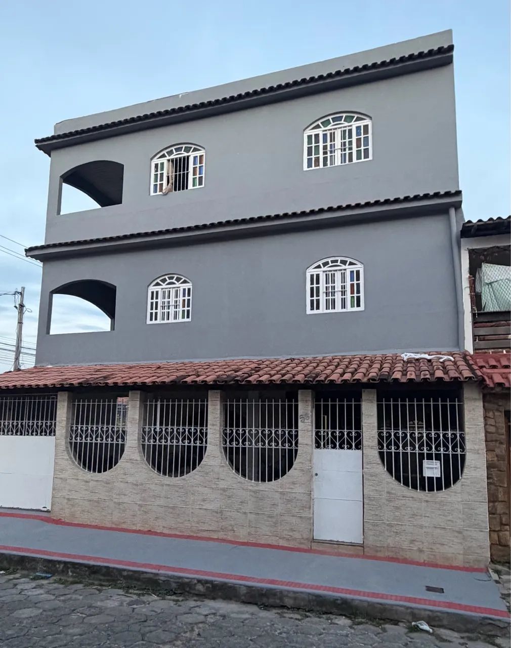 Sobrado de 3 andares  e 5 residências.