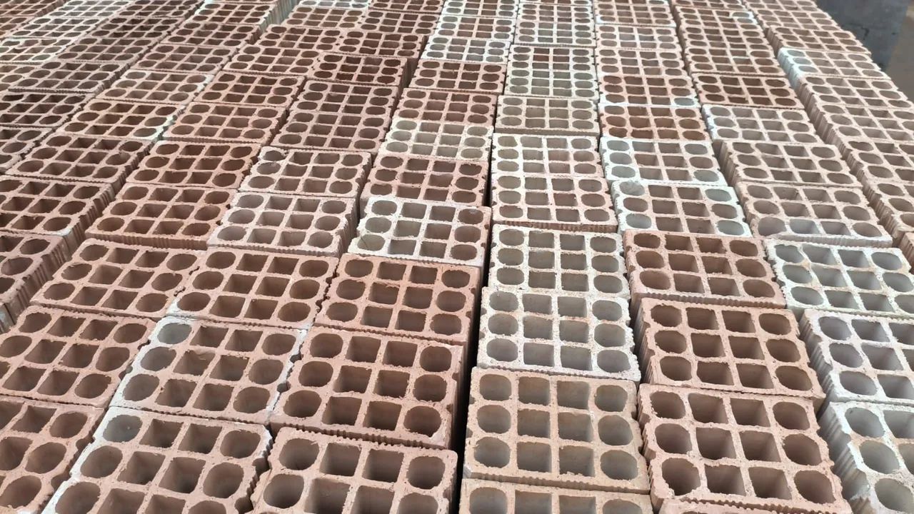 Vende-se tijolos furados de ótima qualidade. Entregamos até vc interessados tratar aqui