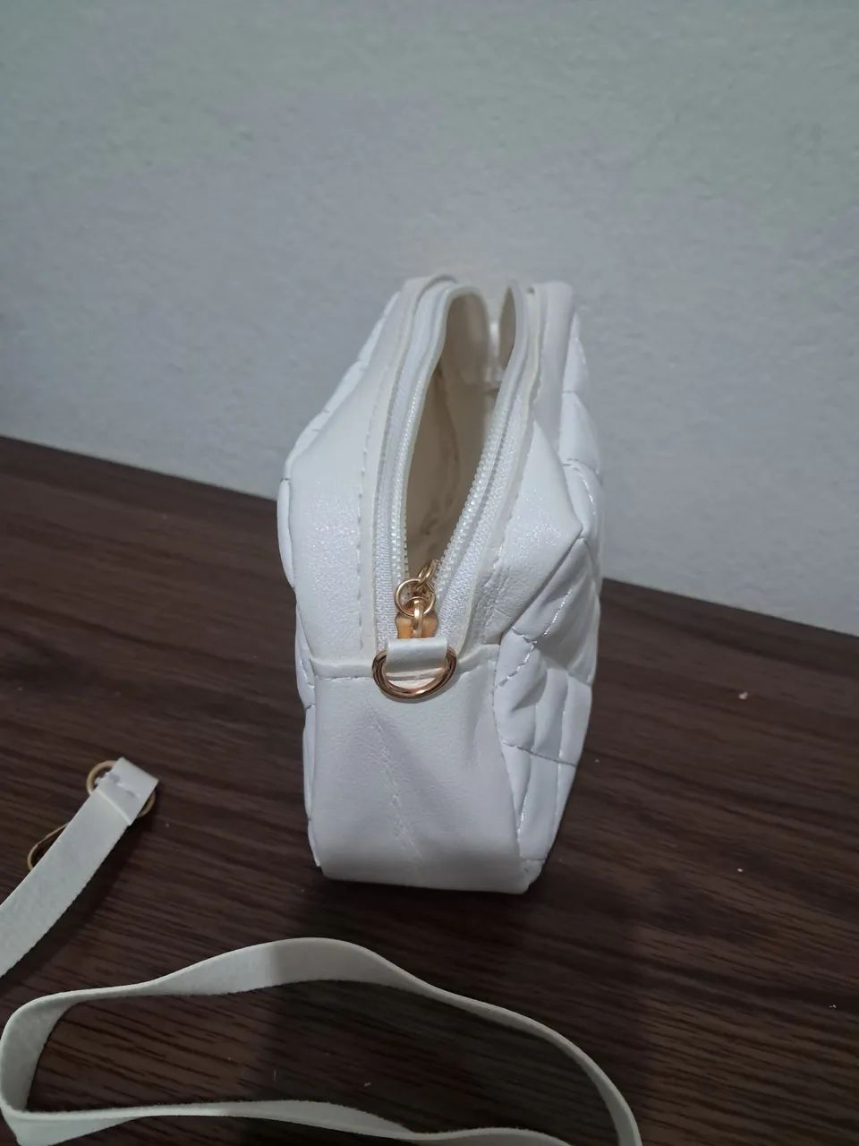 Bolsinha nova com um pequeno defeito  - Foto 4
