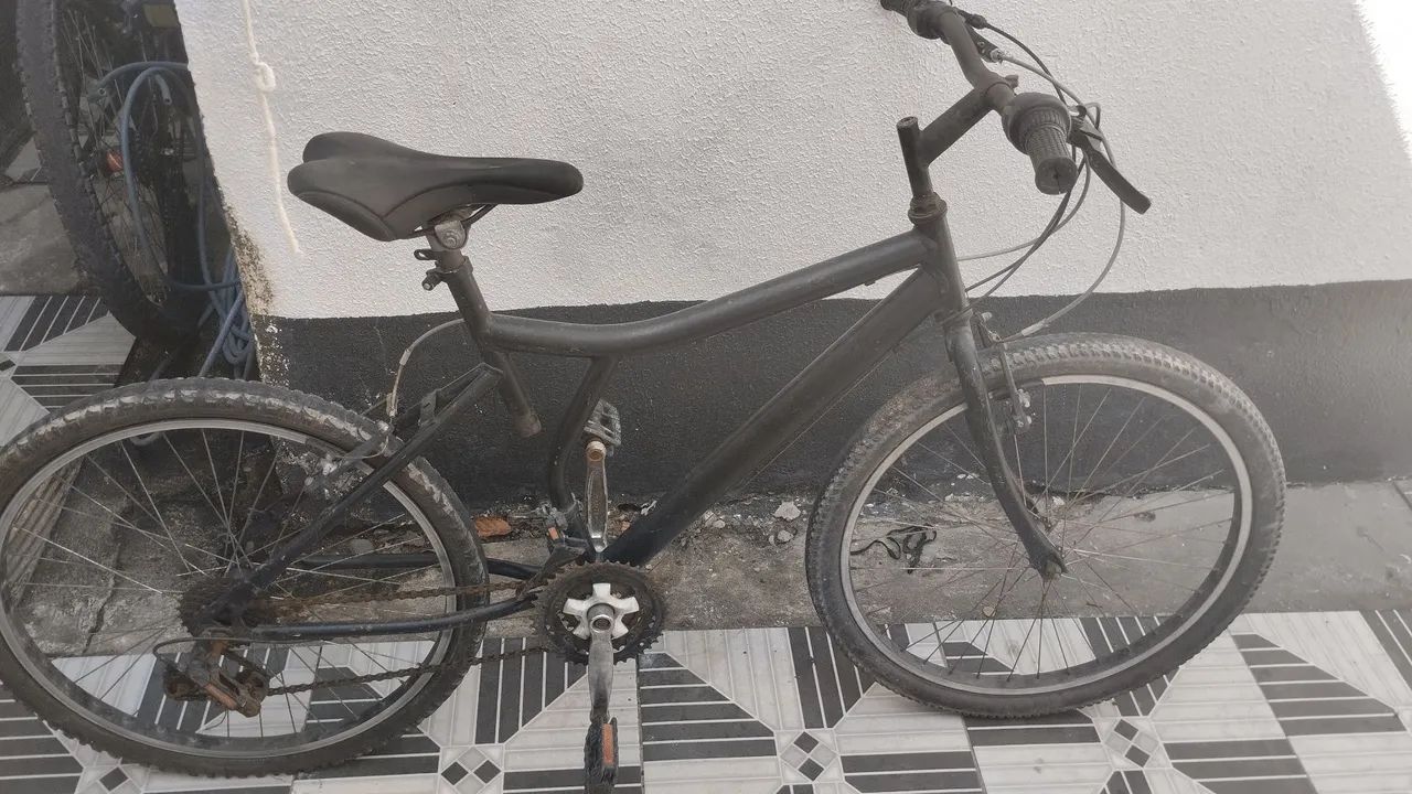 Bicicleta semi nova aro 26 - Foto 4