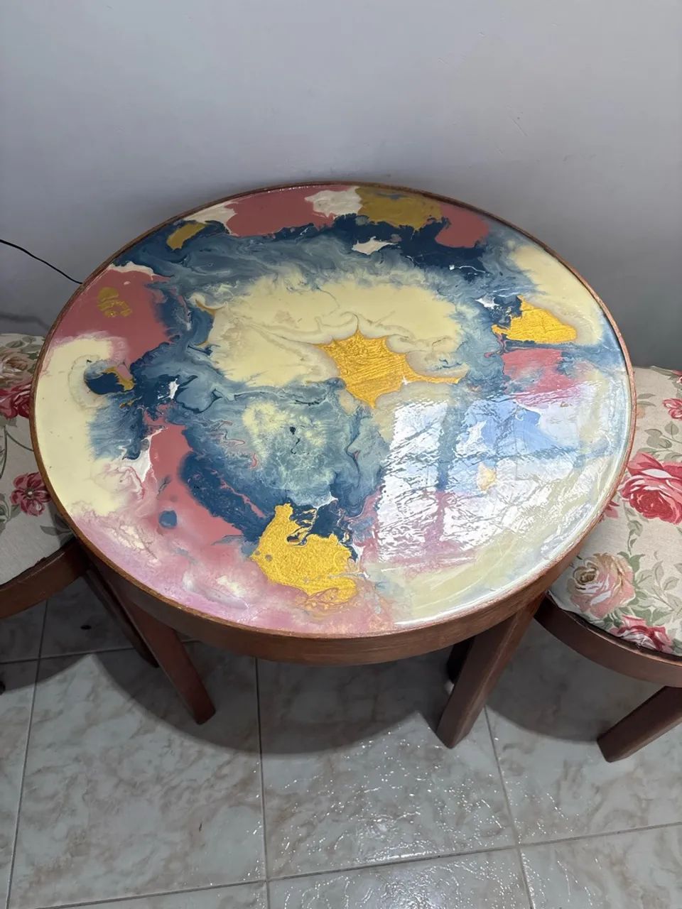 CONJUNTO ALEMÃO MESA E BANCOS EM PERFEITO ESTADO - Foto 3