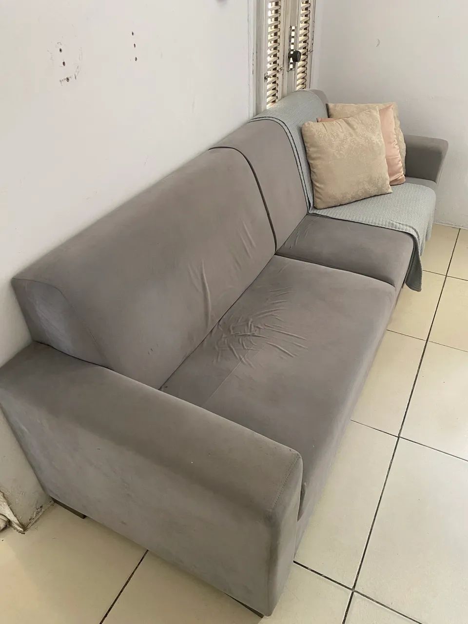 SOFÁ 3 LUGARES CINZA - SEMI NOVO - OPORTUNIDADE! - Foto 3