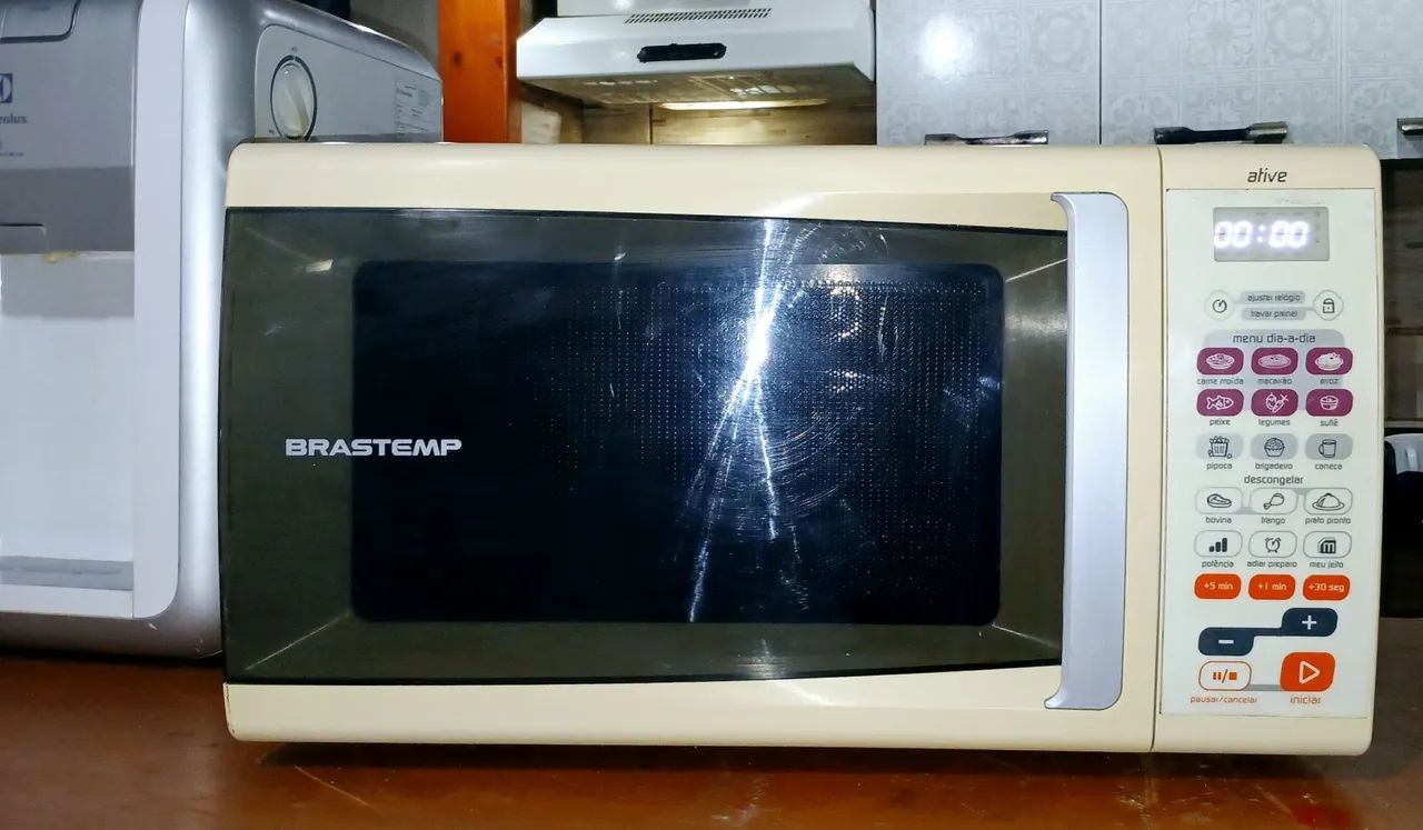 Microondas Brastemp 110Vts/31Lts moderno, de alta qualidade. Só ligar e usar. Compare.