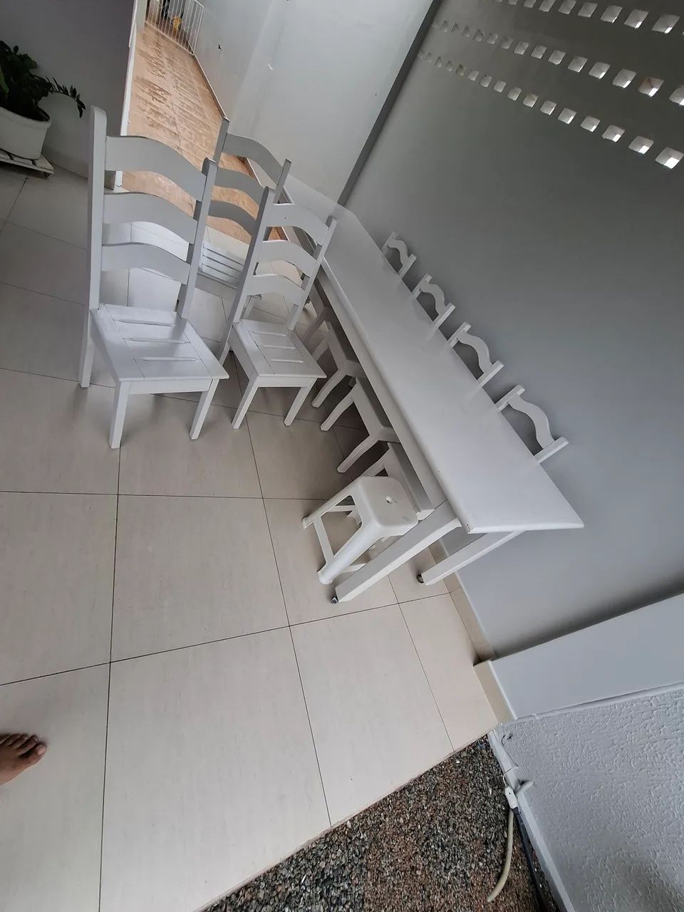 Mesa em madeira com 7 cadeiras - Foto 4