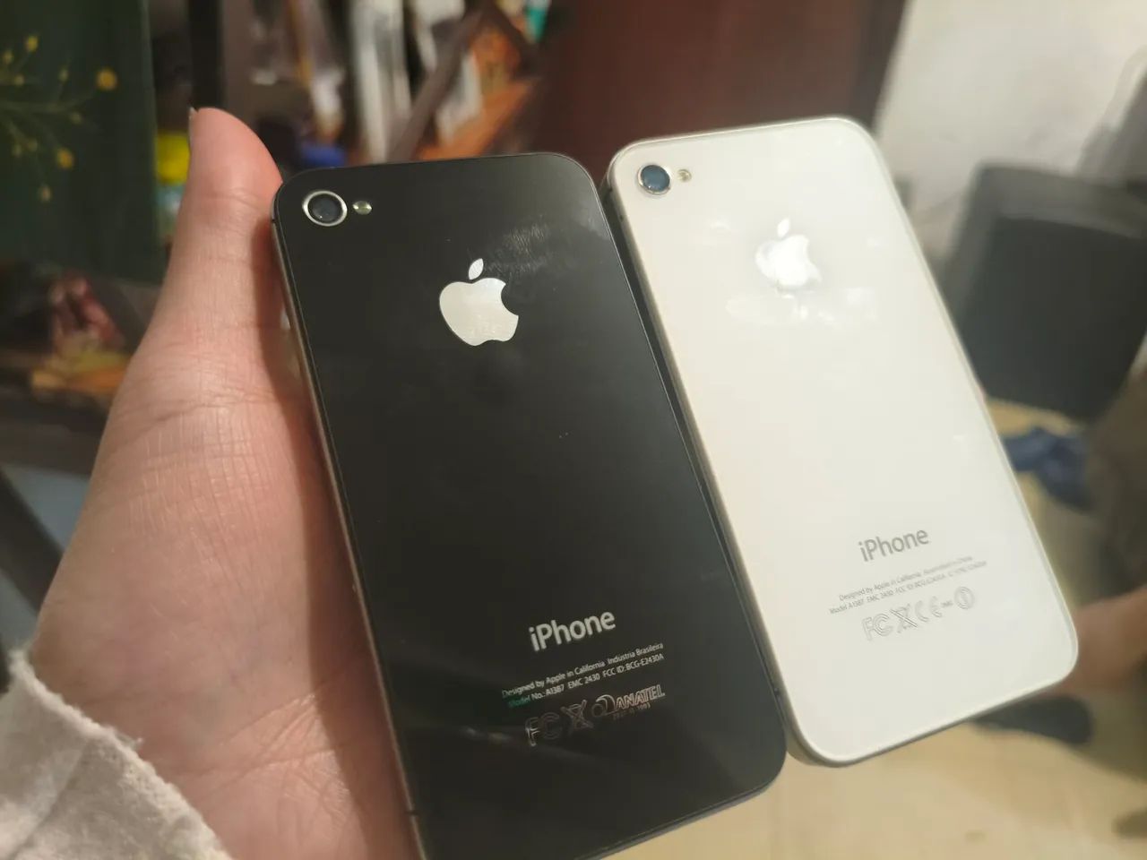 Dois iPhone 4 e um iPhone 5 