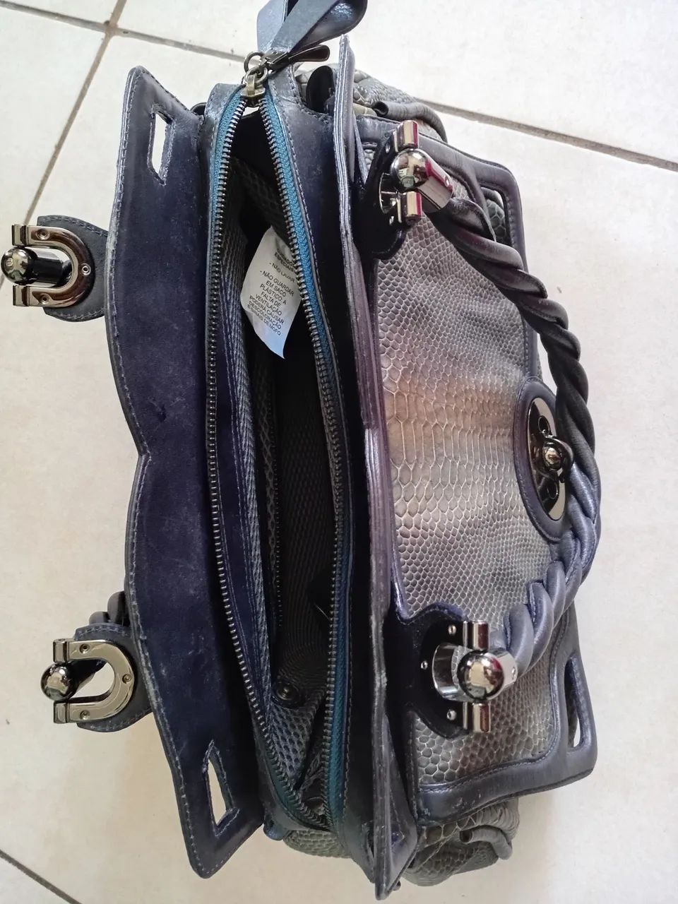 Bolsa couro  muito bem conservada 