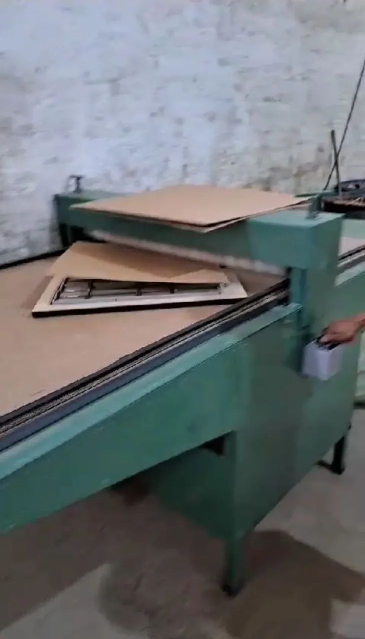 Máquina corte e vinco industrial prancha