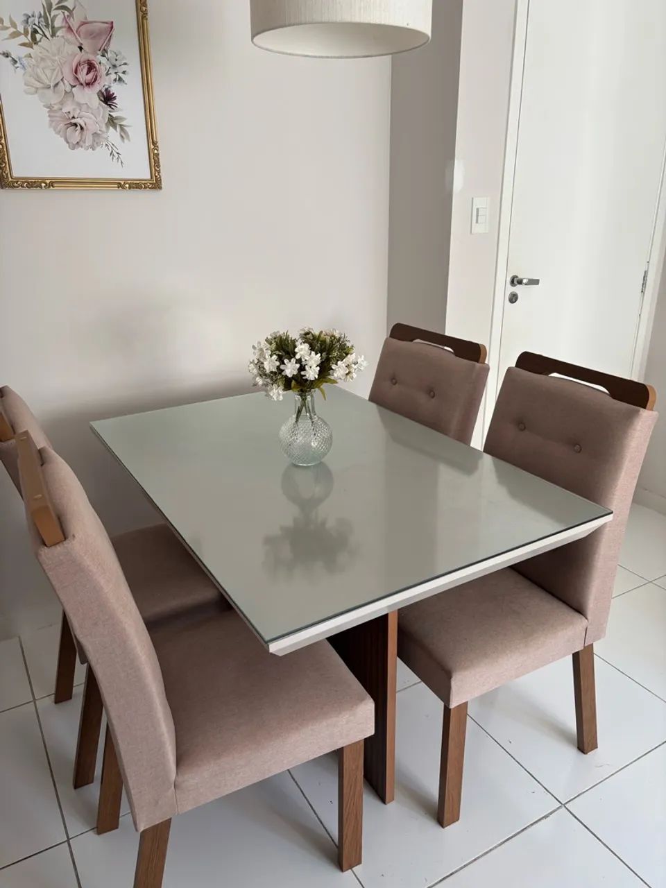 Mesa com tampo de vidro e 4 cadeiras 
